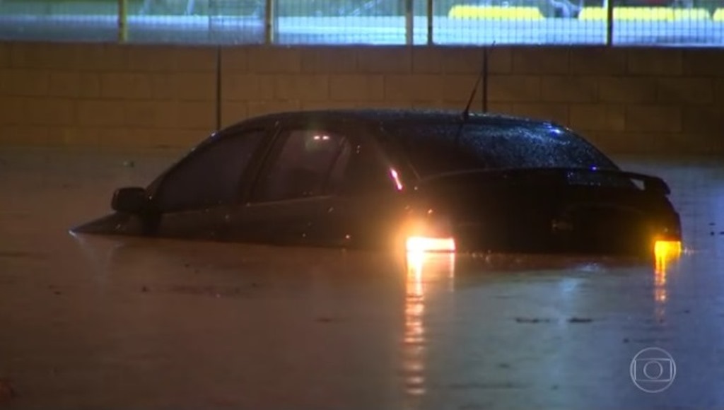 Temporal com granizo causa destruição em Sorocaba