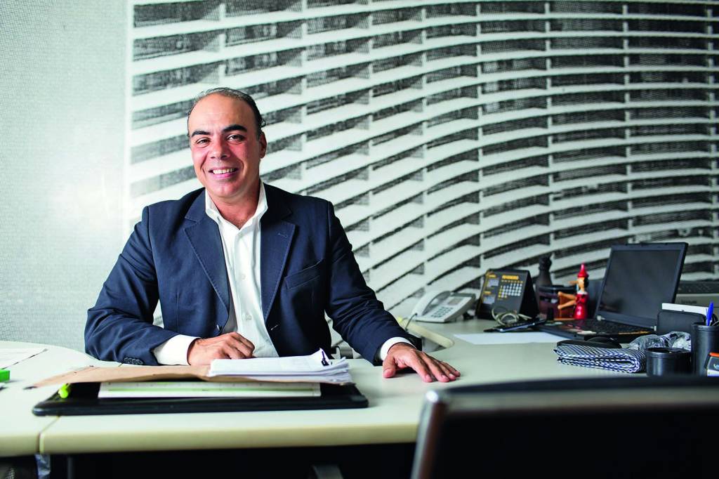 Police Neto protocola lei para corte de gastos públicos