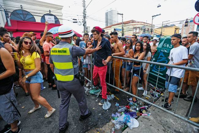 Dispers¿o dos blocos na Vila Madalena termina em confus¿o entre PM e foli¿es em S¿o Paulo Dispers¿o dos blocos na Vila Madalena termina em confus¿o entre PM e foli¿es em S¿o Paulo