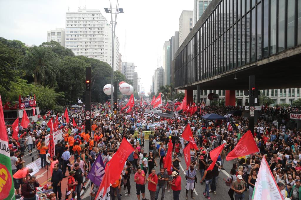 Manifestação bloqueia Avenida Paulista nos dois sentidos