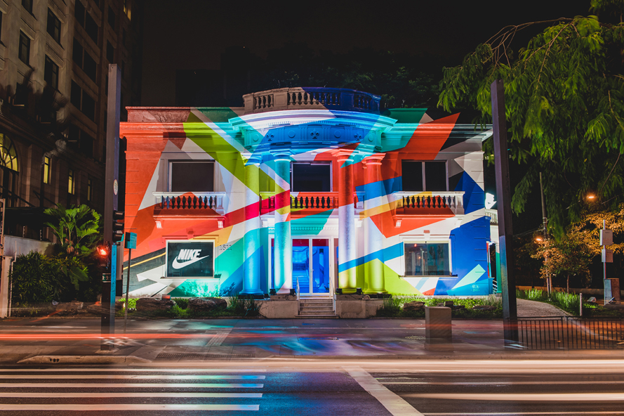 Obra de grafiteiro colore casarão histórico na Avenida Paulista