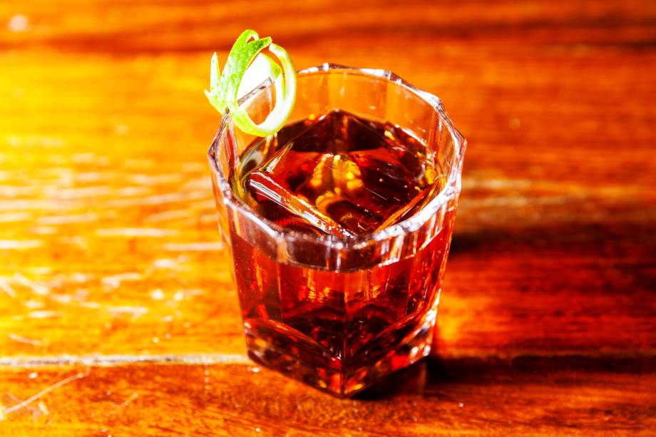 Negroni (R$ 30,00), do Frank Bar: drinque feito com gim, vermute tinto e campari