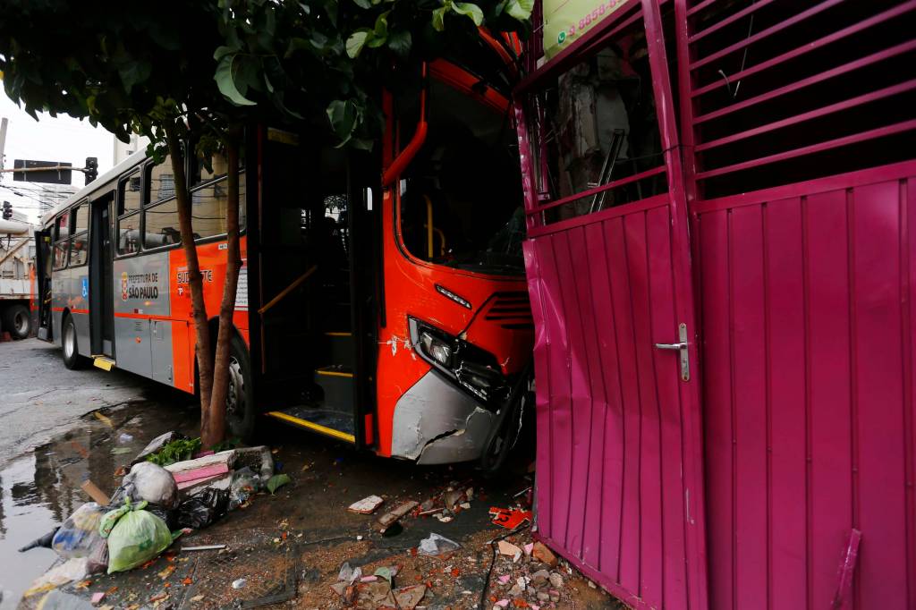 Acidente com ônibus deixa um morto e doze feridos na Lapa