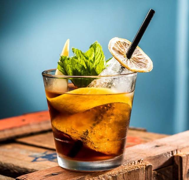 Tantra Grog - Vodka com cranberry, mix de vermutes, licor de café e bitters Tantra Grog - Vodka com cranberry, mix de vermutes, licor de café e bitters