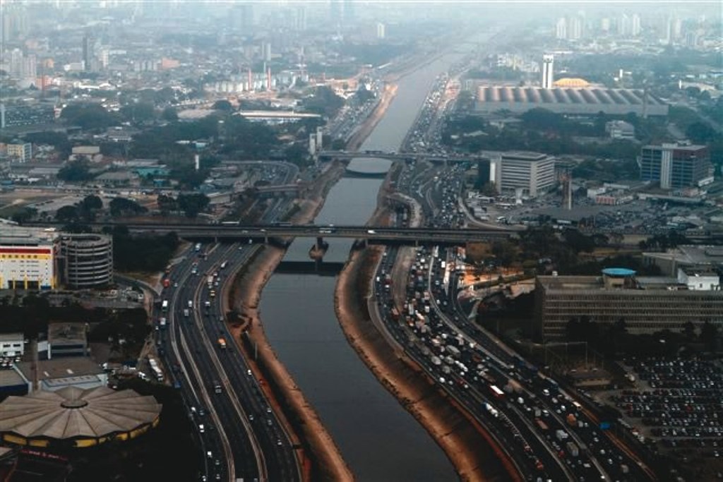 Colisão deixa três feridos na Marginal Tietê