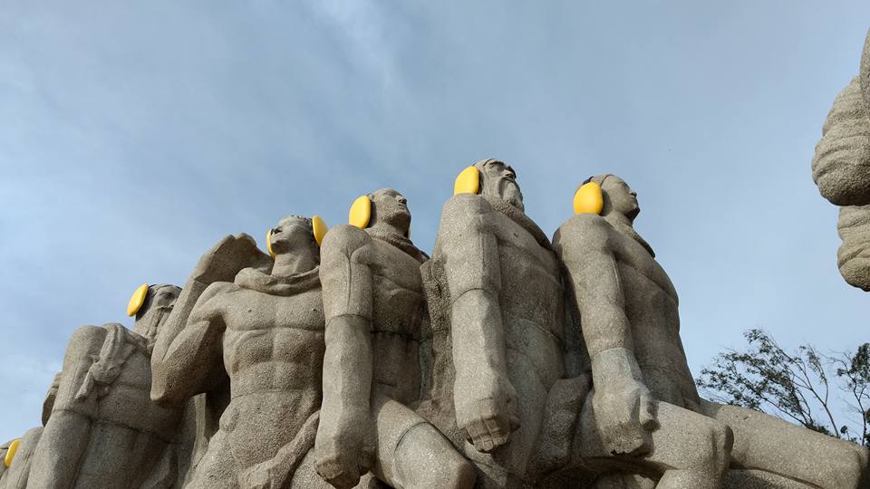 Monumento às Bandeiras amanhece com protetores auditivos