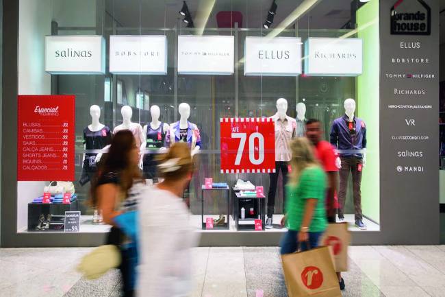 OUTLET BRANDS HOUSEL
