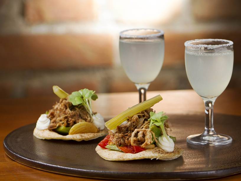 Tacos de costela: pedida vem acompanhada de duas minimargaritas Tacos de costela: pedida vem acompanhada de duas minimargaritas