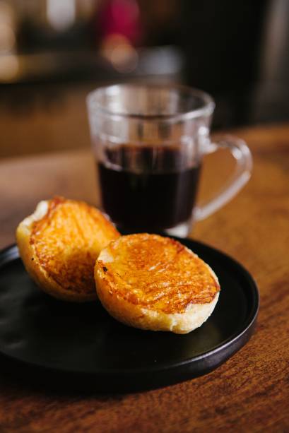 Pão de queijo: vai na chapa com requeijão