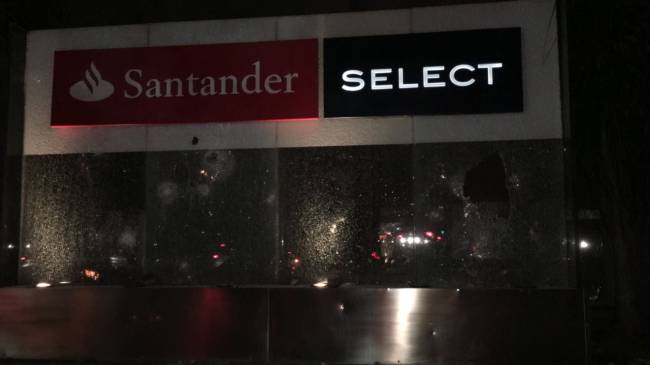 Santander depredado no protesto de 28 de abril