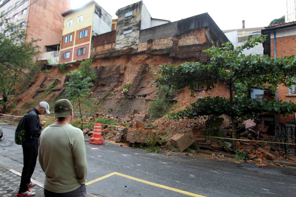 Defesa Civil vai alertar por SMS sobre riscos de deslizamentos