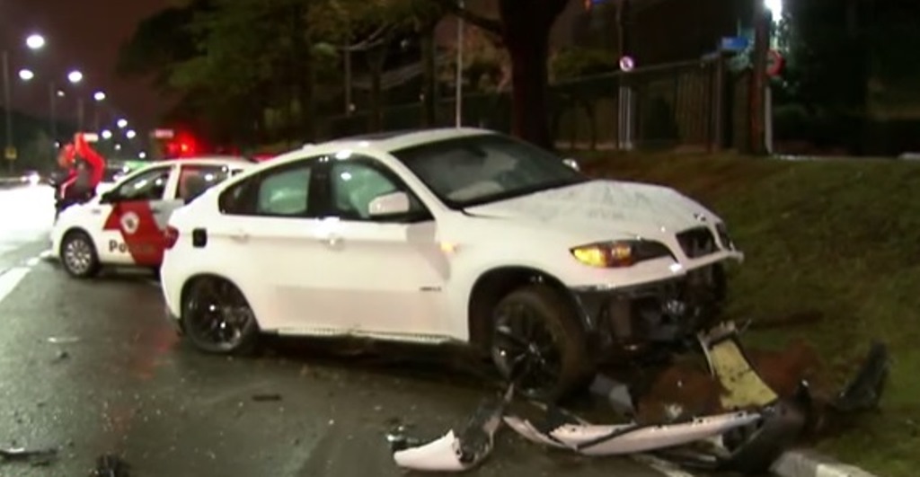 Motorista de BMW perde o controle e bate em poste