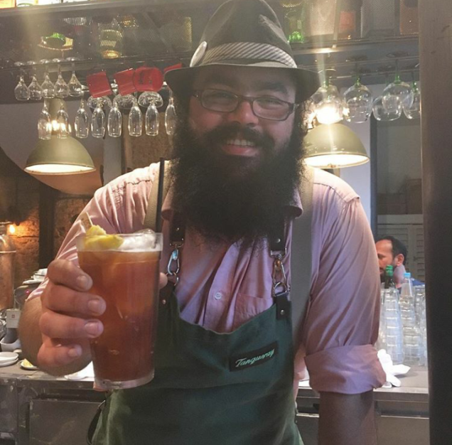 Diogo Sevilio, 32 anos. Trabalha na área há 13 anos e hoje comanda o bar do Cozinha 212, em São Paulo. Seu drink Dirt Beet é um twist do Dutch Martini, gin Tanqueray N.10, tintura de beterraba, salmoura de pickles de beterraba e vinho oxidado.“Participar do World Class é a formalização de um trabalho bem feito. Ganhar significa espalhar seu trabalho e ter acesso ao mundo”, diz Diogo Sevilio, 32 anos. Trabalha na área há 13 anos e hoje comanda o bar do Cozinha 212, em São Paulo. Seu drink Dirt Beet é um twist do Dutch Martini, gin Tanqueray N.10, tintura de beterraba, salmoura de pickles de beterraba e vinho oxidado.“Participar do World Class é a formalização de um trabalho bem feito. Ganhar significa espalhar seu trabalho e ter acesso ao mundo”, diz