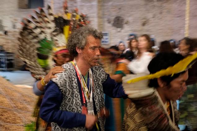 Neto levou índios à Bienal para alertas quanto a perda de direitos do grupo Neto levou índios à Bienal para alertas quanto a perda de direitos do grupo
