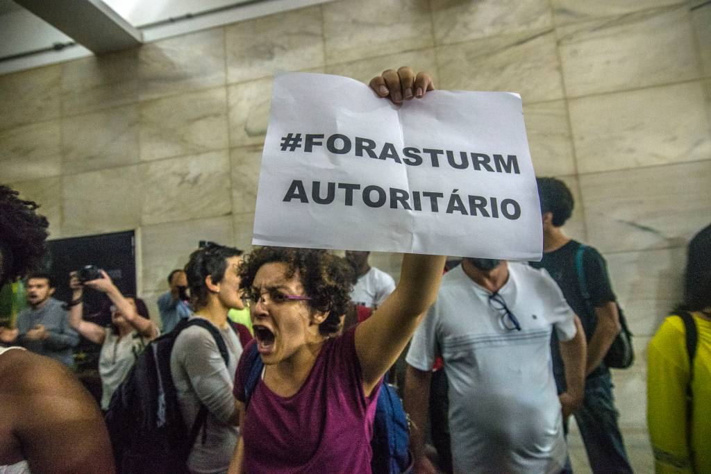 Manifestantes deixam prédio da Secretaria de Cultura