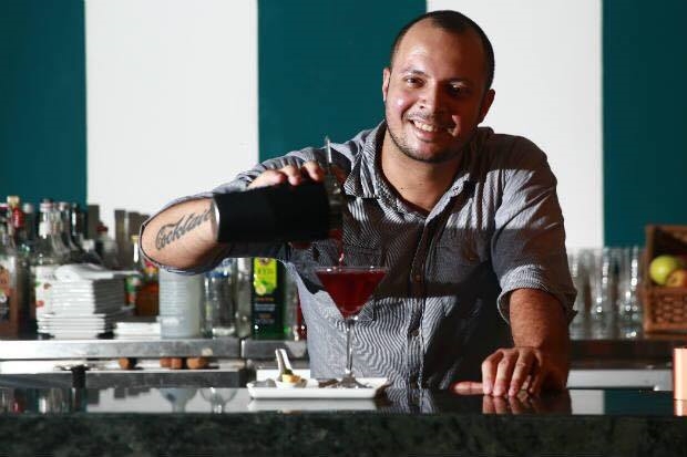 Luciano Guimarães, 36 anos. De São Paulo, fez carreira em Pernambuco, onde trabalha há 17 anos. Seu drink vencedor se chama Capone, uma variação de Manhattan criado em homenagem a Al Capone com whisky bourbon Bulleit, bitter e vinho do Porto defumado. Seu bar Pina Cocktails & Co. também é inspirado no tempo da lei seca dos EUA. <b></b>“O World Class alavanca ainda mais a profissão. É uma chance de se mostrar para o país, para o mundo e significa aprender muito”.