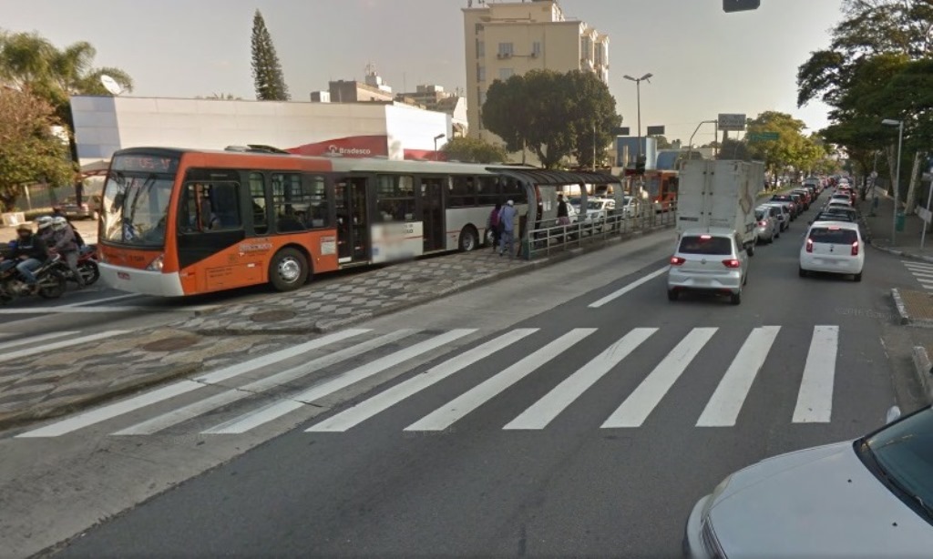 Árvore bloqueia corredor de ônibus na Avenida Rebouças