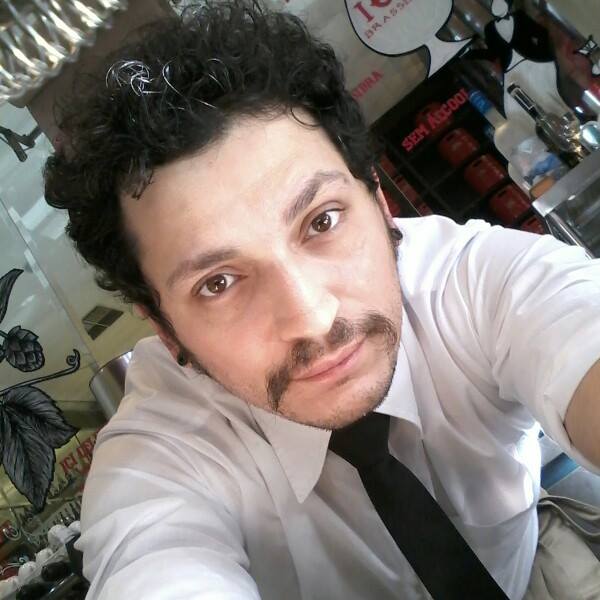 Renan Tarantino, 32 anos. De São Paulo, começou na coquetelaria profissional há 7 anos após fazer o curso Learning for Life, da Diageo, e ter conseguido o primeiro lugar. Interessado por artes ocultas, buscou nos elixires antigos sua inspiração para fazer o “Aurora”. Usou gin Tanqueray N.10, mix de limão, elixir herbal e vinho inspirado no vinho Mariani e vinho hipocrático. “Participar do World Class é um reconhecimento do meu trabalho. Além disso, surgem várias oportunidades por estar junto com pessoas muito legais”, diz. Renan Tarantino, 32 anos. De São Paulo, começou na coquetelaria profissional há 7 anos após fazer o curso Learning for Life, da Diageo, e ter conseguido o primeiro lugar. Interessado por artes ocultas, buscou nos elixires antigos sua inspiração para fazer o “Aurora”. Usou gin Tanqueray N.10, mix de limão, elixir herbal e vinho inspirado no vinho Mariani e vinho hipocrático. “Participar do World Class é um reconhecimento do meu trabalho. Além disso, surgem várias oportunidades por estar junto com pessoas muito legais”, diz.