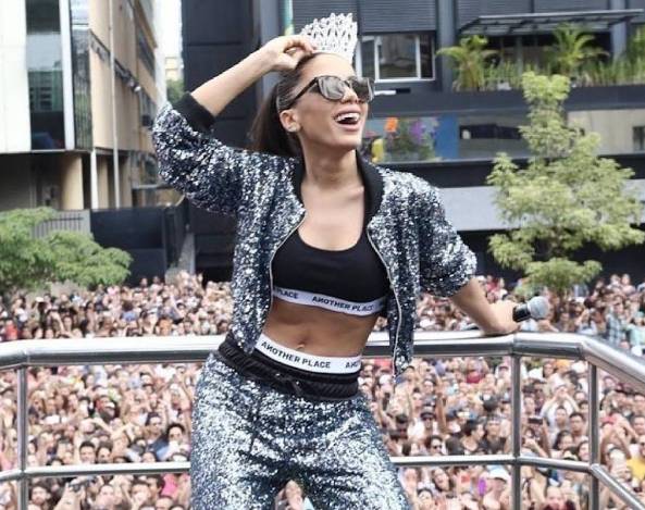 Anitta faz apresentação relâmpago na Parada LGBT