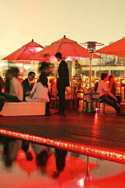 Skye: à beira da piscina, com vista para o skyline da cidade Skye: à beira da piscina, com vista para o skyline da cidade