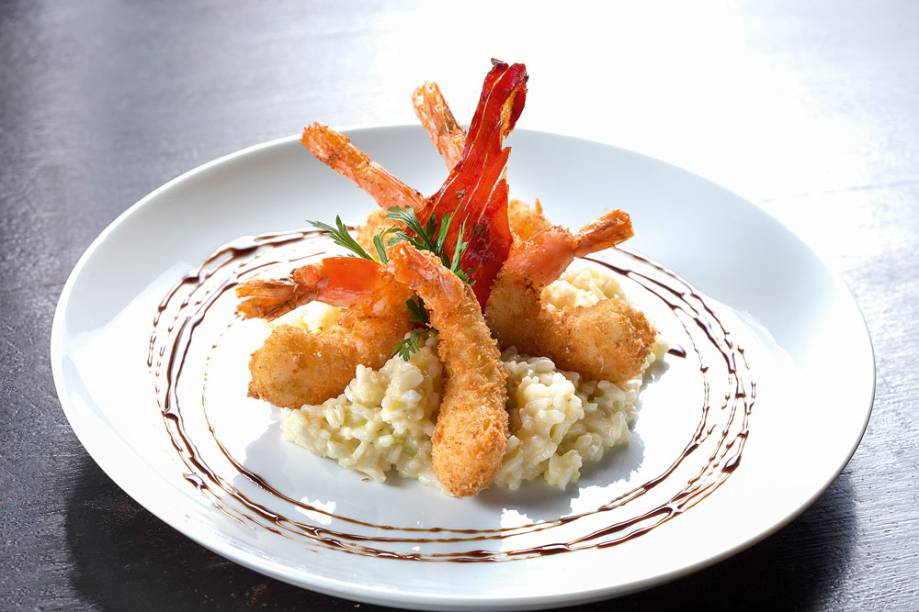 Receita da chef Marcella Souto, do Nez Bistrô, em Recife: camarão empanado com risoto de alho-poró e chips de presunto cru Receita da chef Marcella Souto, do Nez Bistrô, em Recife: camarão empanado com risoto de alho-poró e chips de presunto cru