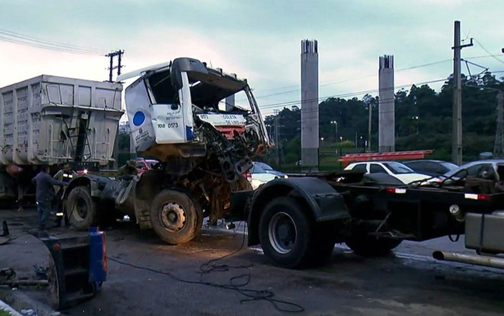 Acidente entre caminhões deixa um ferido na Marginal Pinheiros