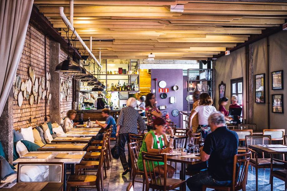 Salão no piso superior decorado com pás de forno no teto Salão no piso superior decorado com pás de forno no teto