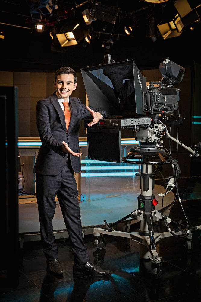 Dudu Camargo cai nas graças de Silvio Santos e sobe no SBT