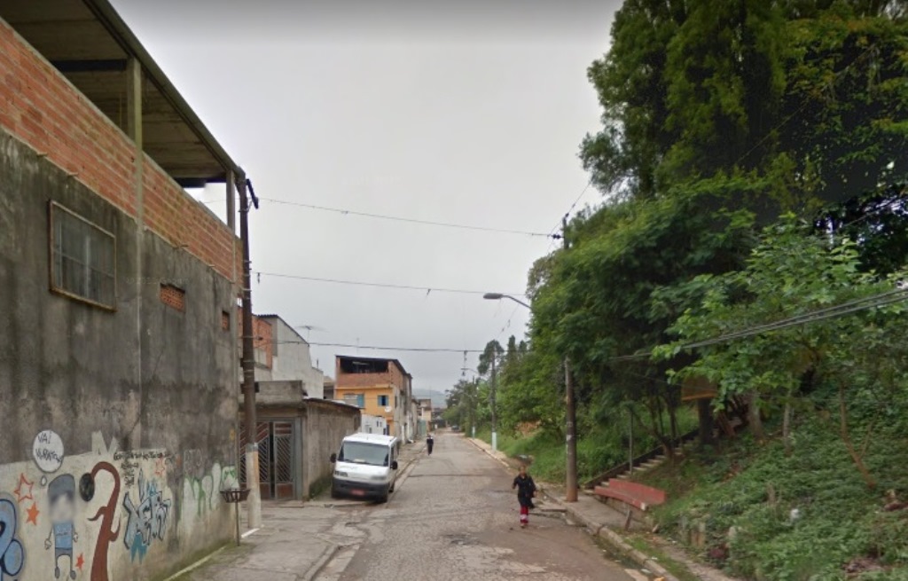 Homem morre eletrocutado ao tentar colher abacate na Zona Leste