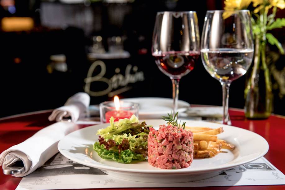 Tartare, a receita preparada com filé cortado na faca e servida com fritas e salada