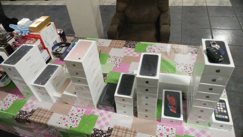 Polícia Rodoviária apreende quarenta celulares em painel de carro