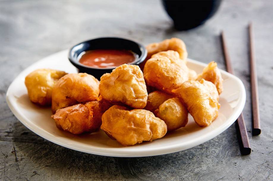 Cubos de frango empanados ao molho agridoce Cubos de frango empanados ao molho agridoce