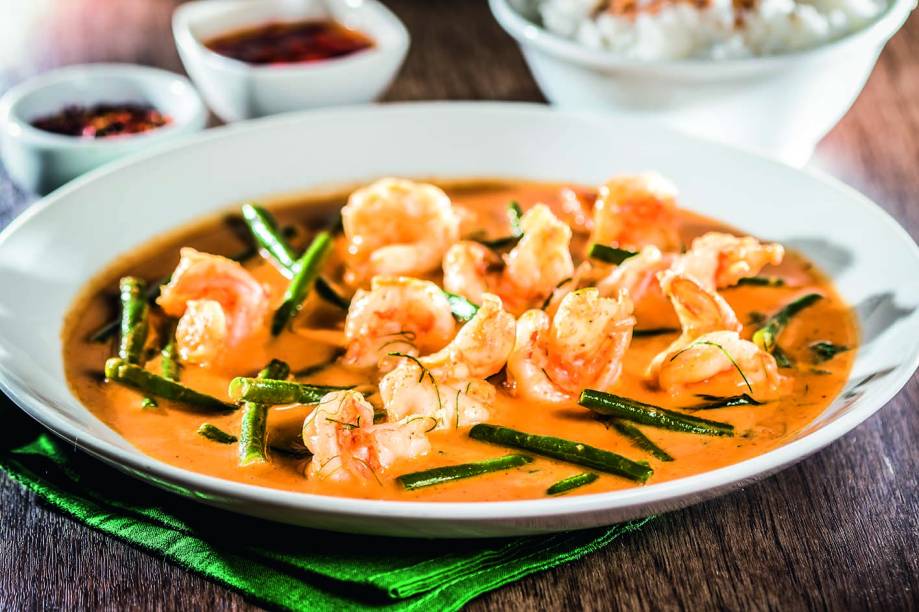 Curry de camarão servido com arroz de jasmim Curry de camarão servido com arroz de jasmim