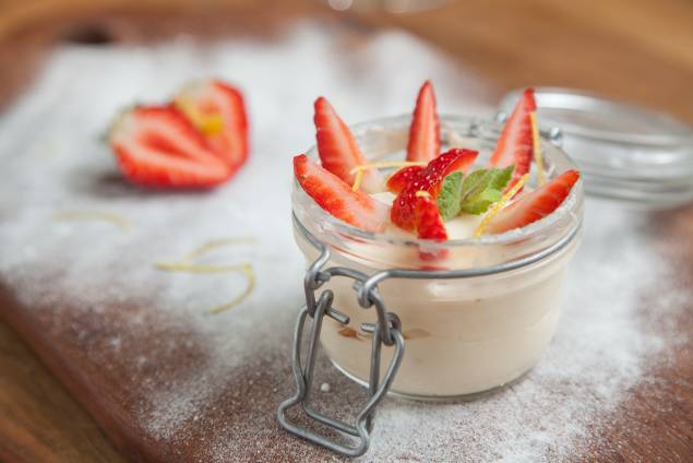 Creme de mascarpone perfumado por limão-siciliano com morango fresco Creme de mascarpone perfumado por limão-siciliano com morango fresco