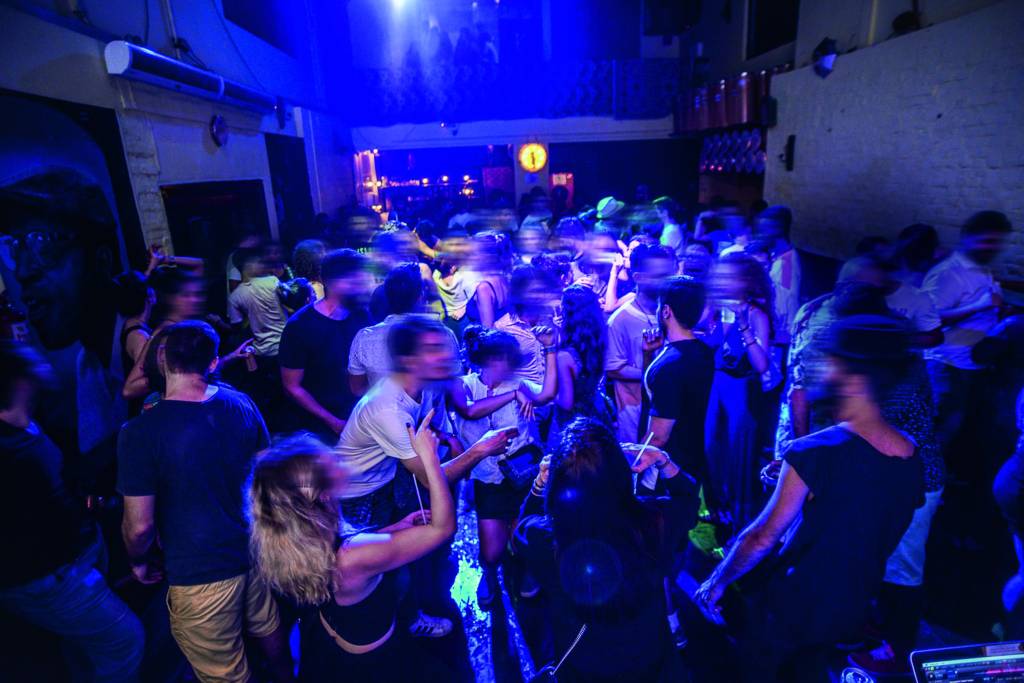 Baladas regadas a música latina ganham espaço na capital