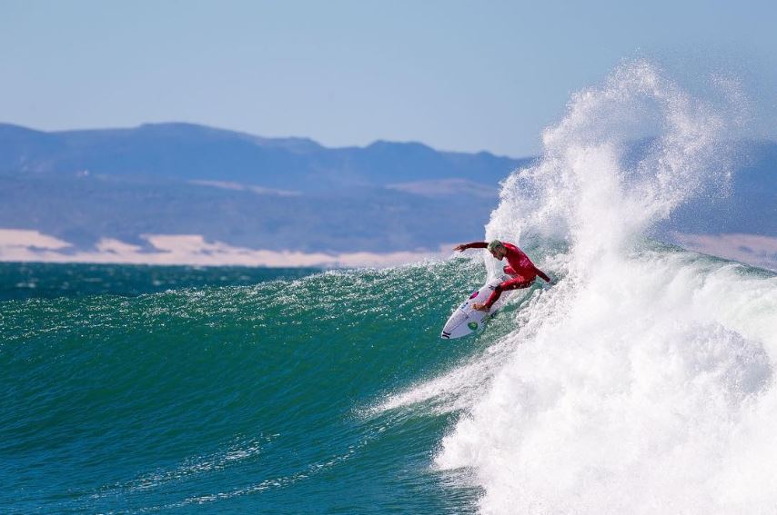 Atletas são resgatados do mar após presença de tubarão