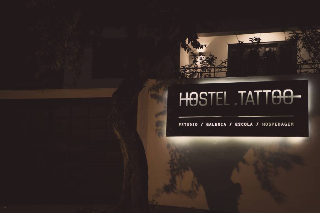 Escola de tatuagem abre curso apenas para mulheres