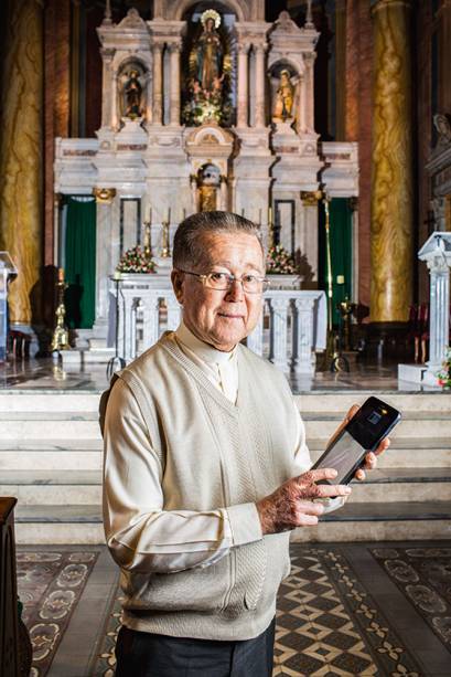 Iluminação por tablet: acionado pelo padre Lorenzetti, um programa usa modelos de iluminação pre-estabelecidos para casamento, batizado... Iluminação por tablet: acionado pelo padre Lorenzetti, um programa usa modelos de iluminação pre-estabelecidos para casamento, batizado...