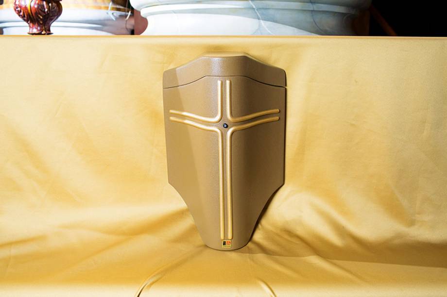 Dispenser de água benta: mais higiênico, o vasilhame libera gotas após o acionamento de sensores de movimento Dispenser de água benta: mais higiênico, o vasilhame libera gotas após o acionamento de sensores de movimento