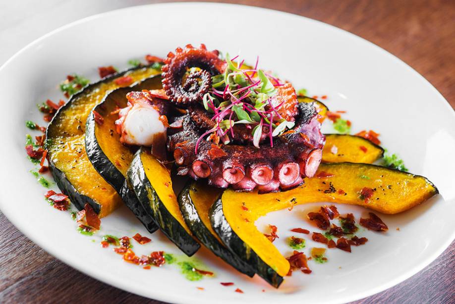 Polvo grelhado com azeite de agrião e crisps de presunto cru ao lado de abóbora-cabotiá assada Polvo grelhado com azeite de agrião e crisps de presunto cru ao lado de abóbora-cabotiá assada