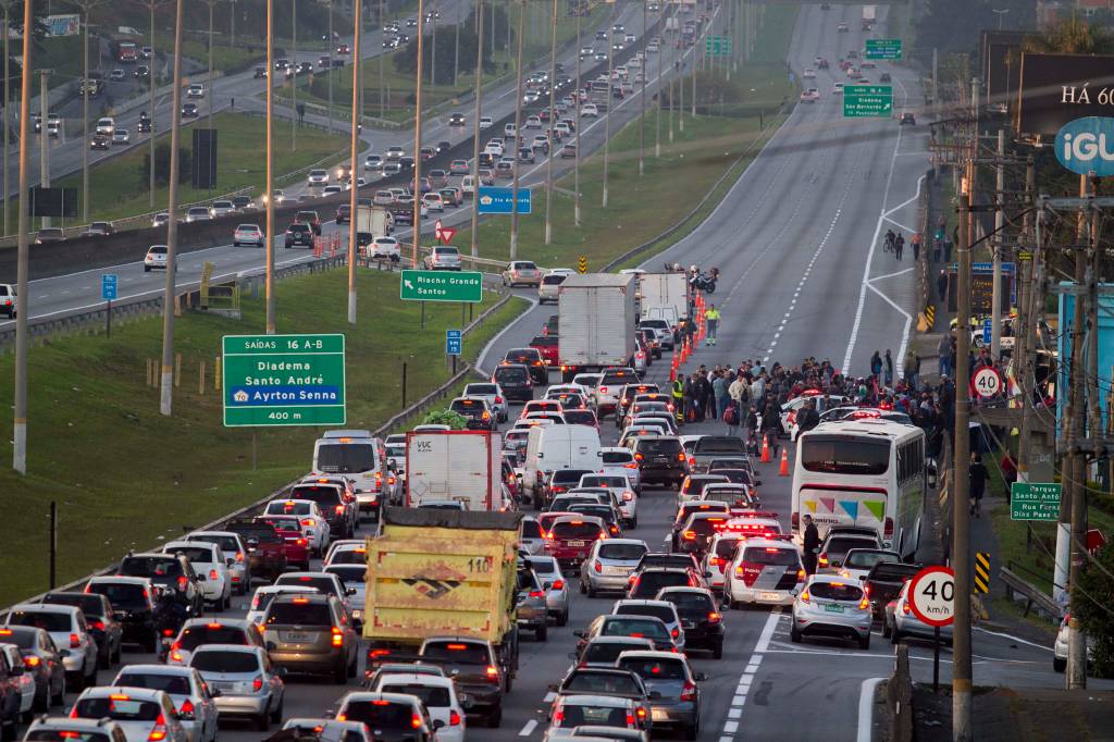 Metalúrgicos protestam contra reformas na Rodovia Anchieta