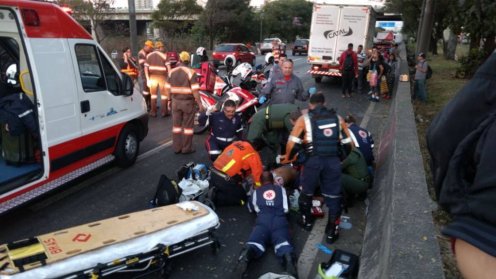 Vendedor ambulante morre após ser atropelado na Marginal Tietê