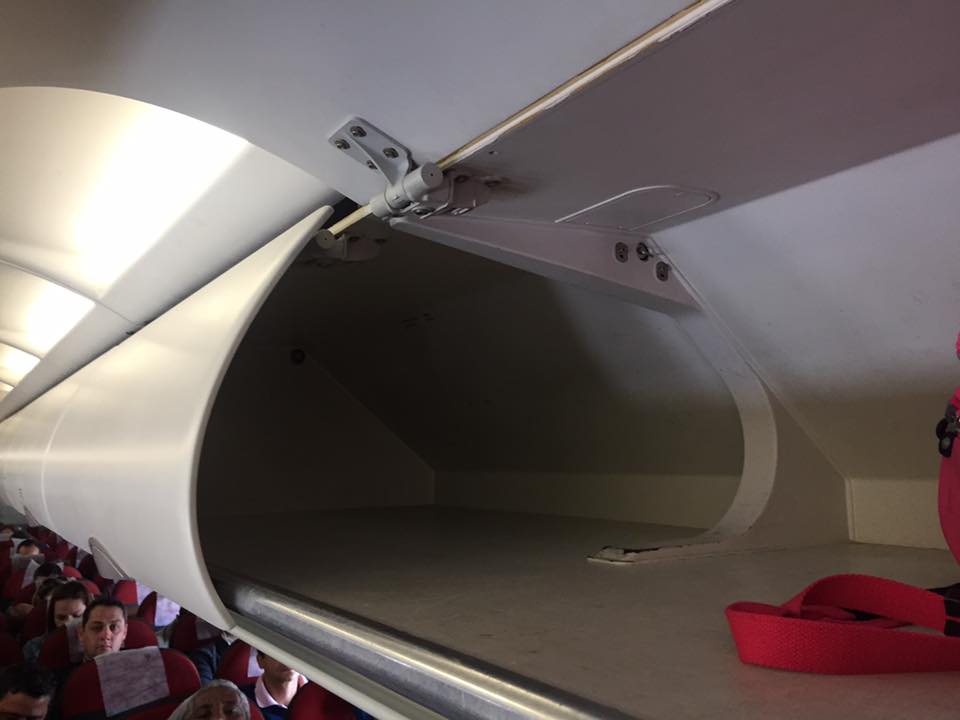 Casal é tirado de avião após contestar ordem para despachar mala