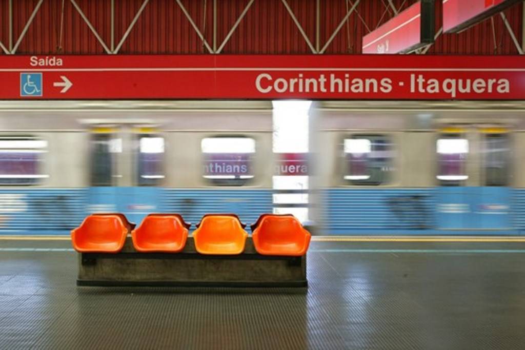 Falha em escada rolante do metrô deixa dez feridos
