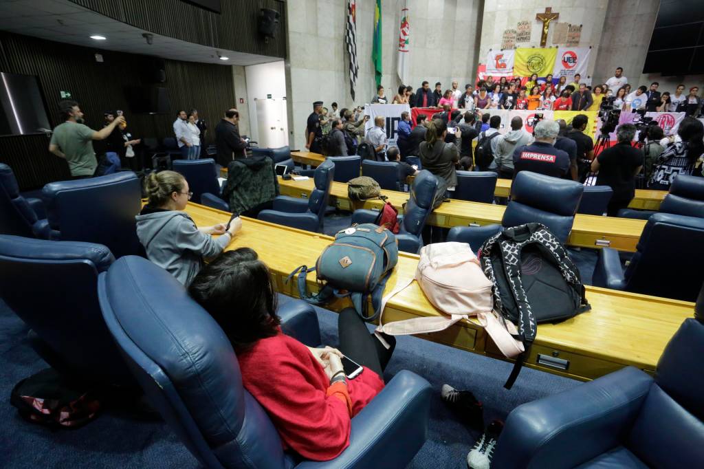 Estudantes desocupam Câmara Municipal após dois dias