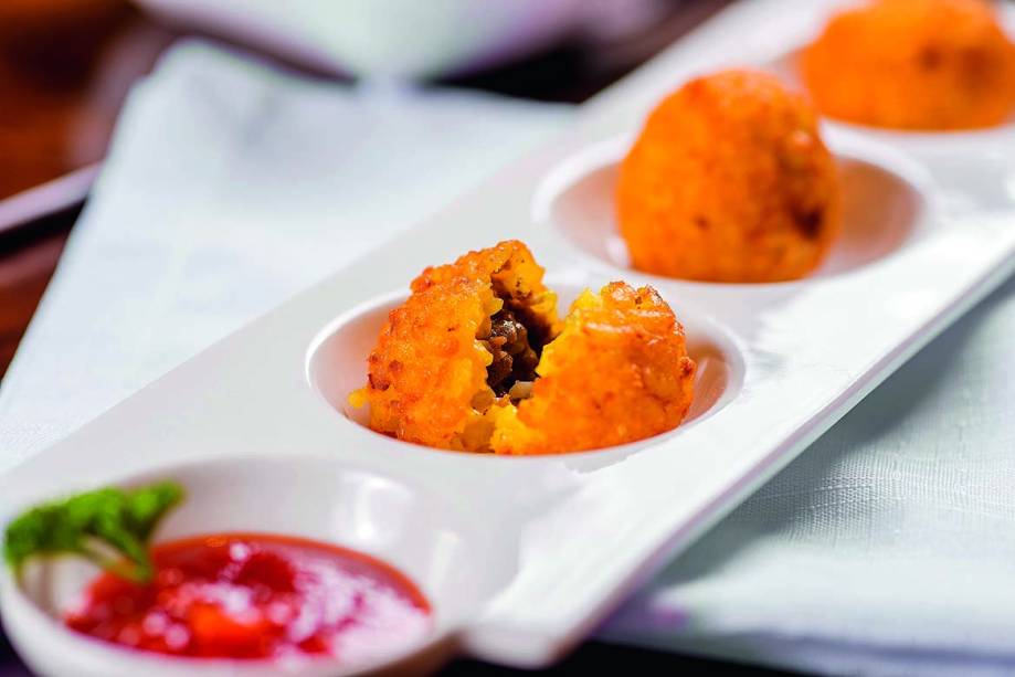 Arancini vêm recheados de carne moída