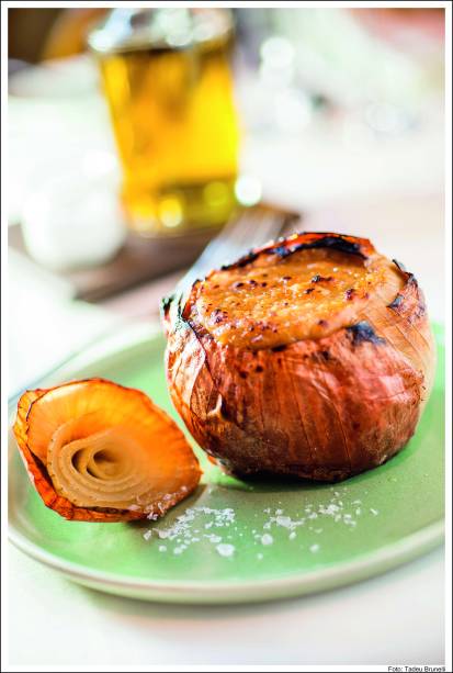 Cebola assada é recheada com a própria polpa caramelada Cebola assada é recheada com a própria polpa caramelada