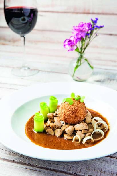 Cromesquis, bolinho feito com queijo brie e um mix de cogumelos Cromesquis, bolinho feito com queijo brie e um mix de cogumelos