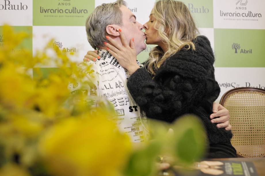 Adriane Galisteu, apresentadora e uma das participantes do "Dança dos Famosos", beija Marco Antonio de Biaggi no lançamento do livro "A Beleza da Vida"