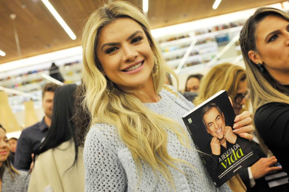 Mirella Santos, a mãe da famosa Valentina, marca presença no lançamento do livro "A Beleza da Vida"